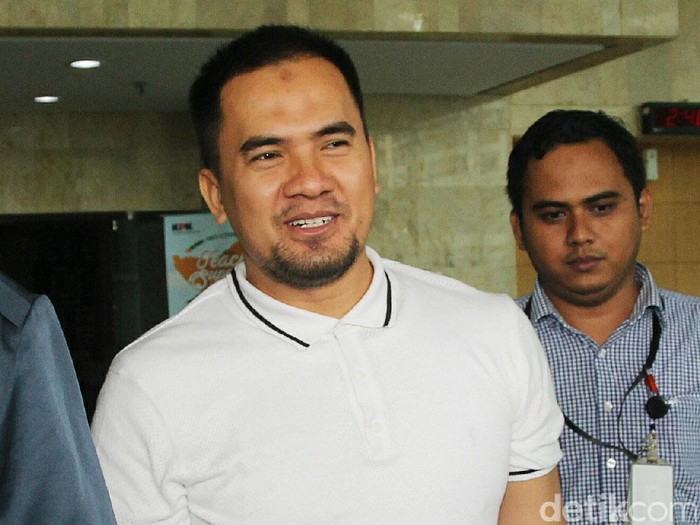 Saipul Jamil Jadi Tersangka Korupsi Terkait Kasus Suap Majelis Hakim Saipul Jamil diperiksa KPK terkait kasus korupsi skandal suap majelis hakim. Saat ini Saipul sedang menjalani hukuman 5 tahun penjara di kasus pelecehan seksual.