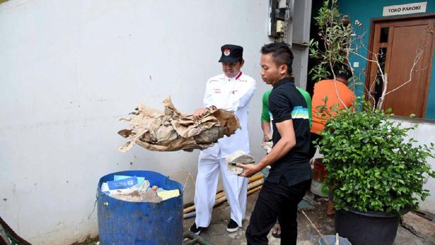 Saat Pelajar SMP Purwakarta Bantu Bersihkan Gereja Jelang Natal