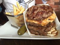 Di Sini Roti untuk Burger Digantikan dengan Daging <i>Juicy</i>!
