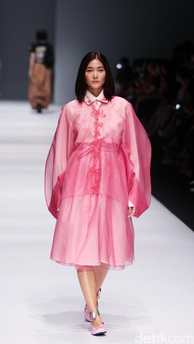 Fbudi by Felicia Budi mengangkat tema anak for Dewi Fashion Knight di Jakarta Fashion Week 2017. Senayan City. Jakarta. [Foto: Mohammad Abduh/Wolipop]