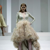 Koleksi Yogie Pratama mengusung tema Gilead di IPMI Trend Show 2017. The Hall Lt.8, Senayan City. Jakarta. [Foto: Mohammad Abduh/Wolipop]