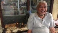 Inilah sosok H. Sadjim yang setia berjualan sate kambing sejak 1973. Selain di Benhil, rumah makan membuka cabang di kawasan Ciledug.