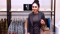 Riasan makeup tipis dan pulasan lipstik berwarna merah tua. Pool/Noel/detikFoto.