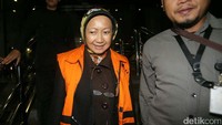 Sebelumnya KPK menetapkan Atty Suharti Tochija selaku Wali Kota CimahI sebagai tersangka kasus suap proyek pembangunan pasar. Selain itu, KPK menetapkan suami Atty, yaitu Itoc Tochija, sebagai tersangka dalam kasus yang sama.