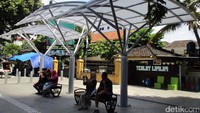 Kursi-kursi kayu untuk tempat beristirahat tersedia di sepanjang kawasan Malioboro.