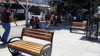 Di sepanjang pedestrian ini disediakan tempat duduk untuk bersantai bagi para wisatawan yang akan berwisata di kawasan Malioboro hingga Pasar beringharjo Yogyakarta.