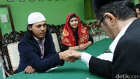 Saat ijab kabul di Lebak Bulus, Mayky sempat lupa membawa mas kawin. Pool/Palevi S/detikFoto.