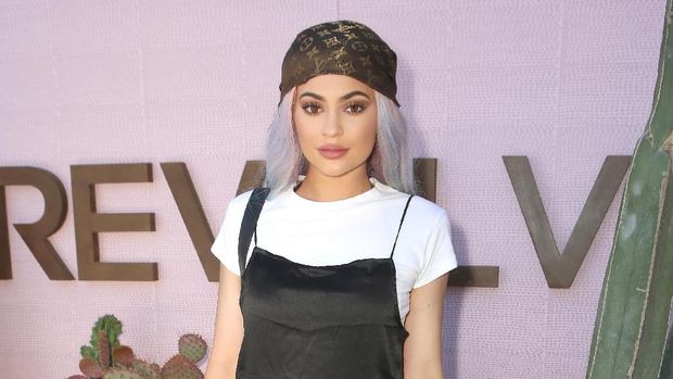 Kylie Jenner Sebal dengan Perubahan Kulitnya Saat Musim Dingin