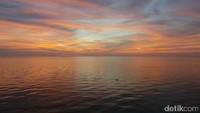 Berjalan ke pinggir kampung, traveler akan dibuat jatuh cinta dengan Pemandangan laut yang didominasi warna Kuning, jingga dan sedikit pink. Bagai dihipnotis, pemandangan sunset di Kampung Bajo Mantigola sungguh eksotis (Bonauli/detikTravel)