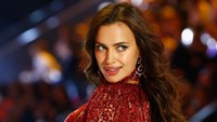 Tak butuh waktu lama untuk bersedih, Irina langsung dekat dengan Bradley Cooper. Foto: Getty Images