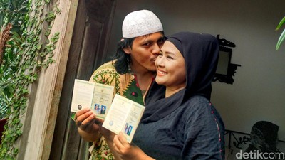 Mmuah...Kecupan Mesra Sang Suami pada Ria Irawan