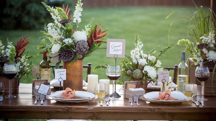 Percantik Meja Jamuan Natal dengan Sentuhan Bunga Hingga Hiasan Mungil