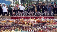 Menkeu Sri Mulyani didampingi Dirjen Bea Cukai Heru Pambudi, Kepala BNN Budi Waseso, Kapolda Metro Jaya Irjen M Iriawan dan perwakilan instansi terkait lainnya melempar botol minuman keras ke lokasi pemusnahan.