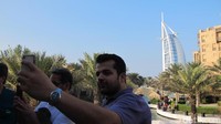 Souk Madinat Jumeirah pun jadi tempat favorit turis untuk foto-foto. Tentu saja, dengan latar Burj Al Arab (Afif/detikTravel)