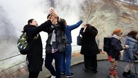 Di Puncak Owukadani wisatawan bisa berfoto selfie sampai puas. Kapan lagi bisa mengabadikan momen saat berada di gunung berapi yang masih aktif di Jepang (Elvan/detikTravel)