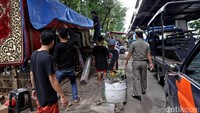 Sebagian pedagang membongkar sendiri lapaknya.