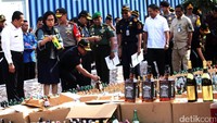 Menkeu Sri Mulyani didampingi Kepala BNN Budi Waseso mengecek minuman keras yang akan dimusnahkan.