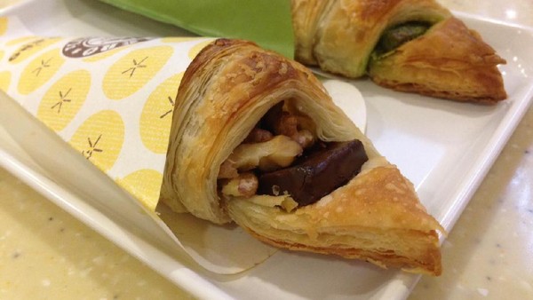 Menikmati Chococro Lembut Isi Banana Walnut dan Matcha