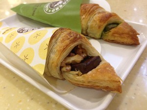 St. Marc Cafe: Bersantai Menikmati Banana Walnut Chococro dan Parfait Segar