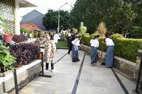  Pelajar Lintas Agama Bersih-bersih di Lingkungan Masjid Purwakarta