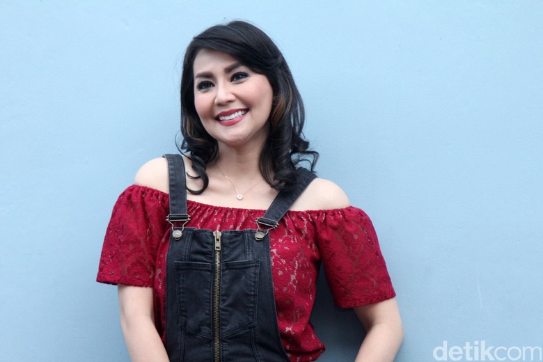 Rumah Artis Tessa Kaunang Digerebek Sandy Tumiwa dan Sejumlah Orang Rumah Artis Tessa Kaunang Digerebek Sandy Tumiwa dan Sejumlah Orang