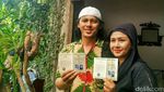Mmuah...Kecupan Mesra Sang Suami pada Ria Irawan