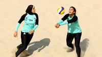 Atlet voli pantai Mesir, Doaa Elghobashy (kiri) dan Nada Meawad, saat tampil pada babak penyisihan Grup A menghadapi Marta Menegatti/Laura Giombini (Italia) pada Olimpiade 2016 Rio de Janeiro di Beach Volleyball Arena, 9 Agustus 2016 (Foto: Ezra Shaw/Getty Images)