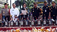 Sri Mulyani (tiga dari kiri) mengatakan, barang-barang ilegal tersebut berasal dari pihak-pihak yang tidak mematuhi peraturan, sehingga berdampak pada kerugian di bidang sosial dan ekonomi.