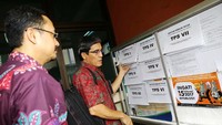 Anggota KPU Hadar Nafis Gumay mengecek daftar DPT di Kelurahan Setiabudi, Jakarta.