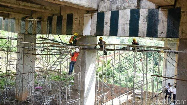 Petugas Lakukan Penguatan Beton di Jembatan Cisomang
