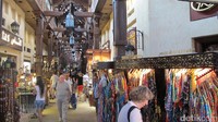 Souk Madinat Jumeirah punya deretan toko yang menjajakan berbbagai barang dari fashion, gadget sampai suvenir. Jangan kaget, hampir setiap hari termasuk weekday pasarnya akan penuh dengan turis (Afif/detikTravel)