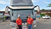 Untuk kelas Elegant Class, fasilitas terbaik yang bisa menambah kenyamanan saat berjalanan turut disertakan. Seperti enam kursi elektrik, dengan sandaran kursi yang bisa diatur dengan memencet tombol yang ada di sisi dalam sandaran tangan.