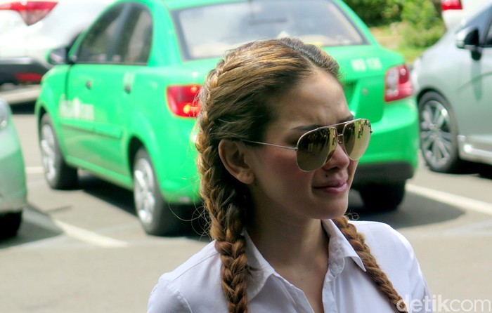 Nikita Mirzani Malas Tanggapi Asisten Julia Perez