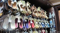 Kalau yang ini sepatu khas Timur Tengah untuk pria. Sepatu yang mungkin pernah kamu lihat di film Aladin, unik juga! (Afif/detikTravel)