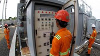 Sejumlah petugas beraktivitas di Pembangkit Listrik Tenaga Uap (PLTU) Pulang Pisau. Agus Trimukti/Humas PLN.