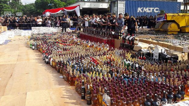 Kemenkeu dan BNN Musnahkan Miras dan Rokok Ilegal, Negara Rugi Rp 12 M