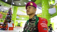 Tak hanya dari kepolisian, sejumlah TNI juga berjaga di kawasan Stasiun Gambir.