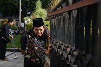  Pelajar Lintas Agama Bersih-bersih di Lingkungan Masjid Purwakarta