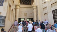 Jangan sampai terpisah dari rombongan saat datang ke Souk Madinat Jumeirah. Lebih baik tentukan tempat untuk bertemu, setelah puas belanja sendiri-sendiri (Afif/detikTravel)