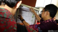 Komisi Pemilihan Umum (KPU) melakukan peninjauan terhadap Daftar Pemilih Tetap (DPT) di sejumlah kawasan DKI Jakarta, Jumat (23/12).
