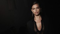 Setelah kabar kehamilan, sang model dikabarkan sudah bertunangan dengan Bradley Cooper. Foto: Getty Images