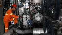 Seorang petugas melakukan pengecekan di Pembangkit Listrik Tenaga Uap (PLTU) Pulang Pisau. Agus Trimukti/Humas PLN.