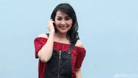Ia terlihat tampil mengenakan overall yang dipadukan dengan blus merah. Pool/Ismail/detikFoto.