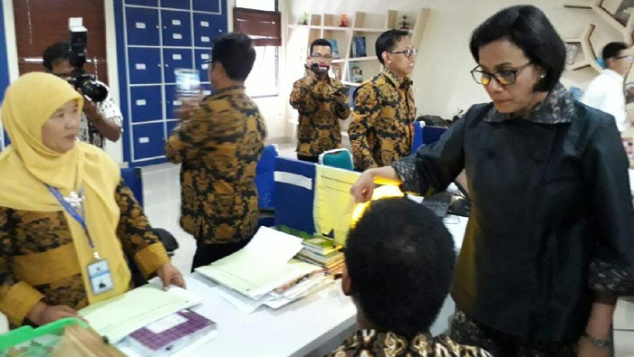 Begini Gaya Sri Mulyani Blusukan di Kantor Perbendaharaan Negara