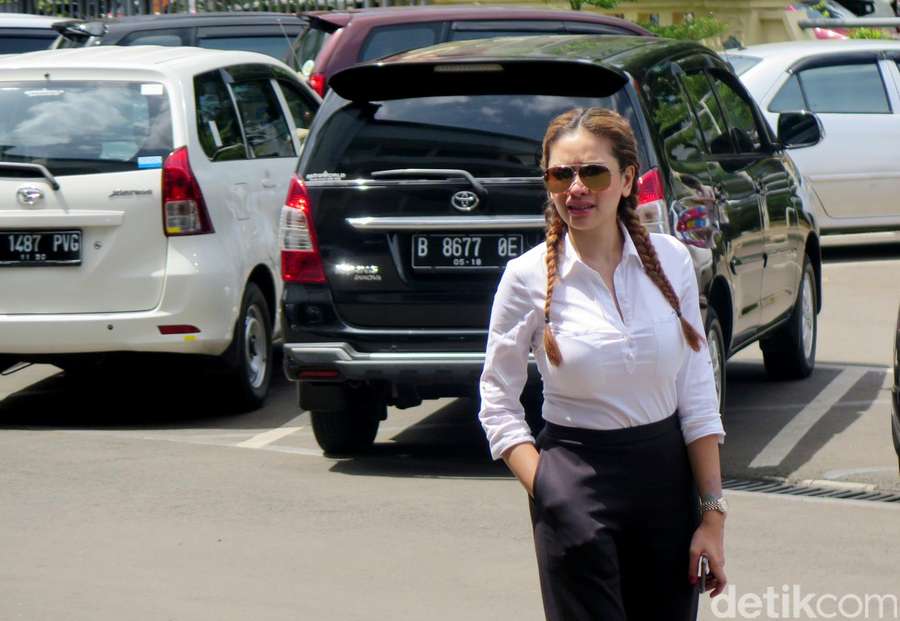 Gaya Rambut Kepang Nikita Mirzani Yay or Nay Gaya Rambut Kepang Nikita Mirzani Yay or Nay