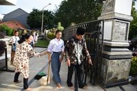  Pelajar Lintas Agama Bersih-bersih di Lingkungan Masjid Purwakarta