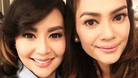 Ibu dua anak itu juga terlihat mengenakan overall saat berfoto bersama Masayu Anastasia. (Dok. Instagram/thessakaunangtuiiit)