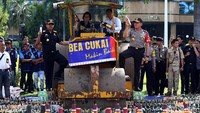 Menkeu Sri Mulyani didampingi Dirjen Bea Cukai Heru Pambudi, Kepala BNN Budi Waseso, dan Kapolda Metro Jaya Irjen M Iriawan menggilas puluhan ribu botol minuman keras di halaman Kantor Pusat Direktorat Jenderal Bea Cukai, Jalan Ahmad Yani, Jakarta Timur, Jumat (23/12/2016).