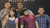 Disuatu acara ia juga tampil dengan overall dan blus pink. (Dok. Instagram/thessakaunangtuiiit)