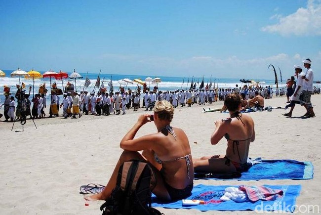 Kelakuan Turis Nakal di Bali Tahun Ini